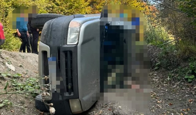 Doi bătrâni au fost găsiți decedați, vineri, într-o mașină răsturnată, pe un drum forestier din zona Valea Doftanei - Săcele