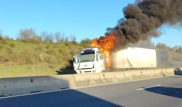 UPDATE. Un TIR plin cu marfă a luat foc pe DN1, în zona Florești - Băicoi. Traficul este blocat temporar pe sensul spre Brașov