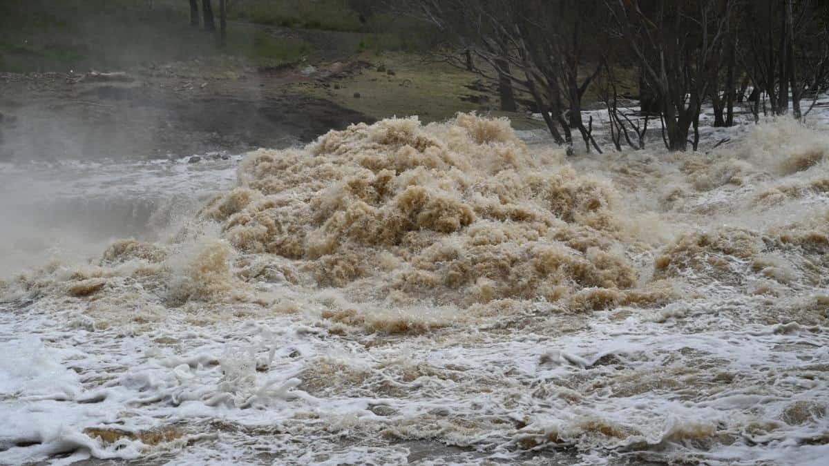 Cod galben de viituri în mai multe județe din România. Autoritățile cer oamenilor să evite deplasările în zonele de risc