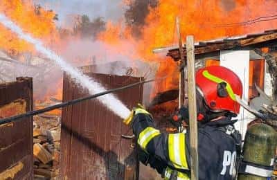 Incendiu într-o gospodărie din Măneciu-Ungureni, duminică dimineață. O persoană a suferit arsuri