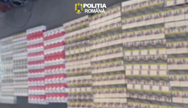 VIDEO 🎦 Traficant de țigări prins de polițiști, la Ploiești. Ascunsese pachetele în mașină, dar pe sub hainele sale
