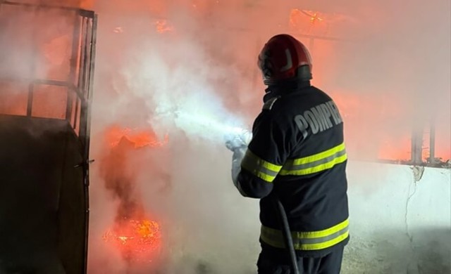 Un nou incendiu în Brebu Mănăstirei, al doilea în șase zile. A ars un atelier de  fabricare peleți