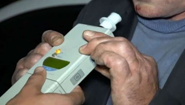 Un șofer a intrat cu mașina în sensul giratoriu, pe centura Mizil. Bărbatul era beat criță
