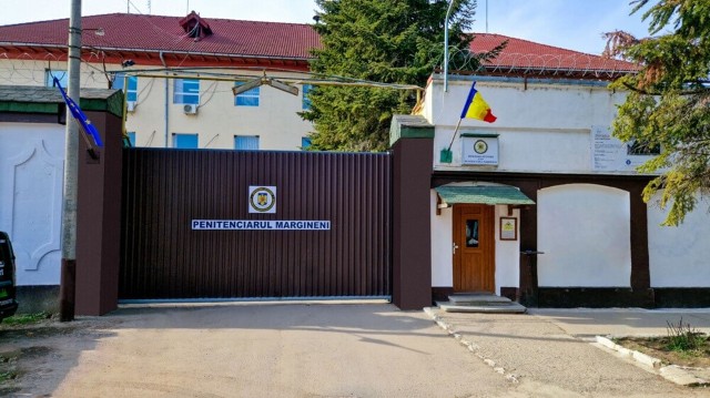Doi prahoveni făceau proxenetism la distanță. Afacerea era coordonată din închisoare