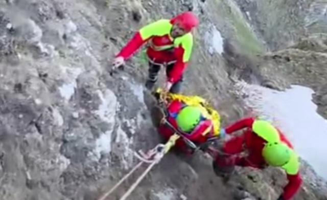 VIDEO 🎦 Turist olandez recuperat din Bucegi după ce a căzut aproximativ 150 de metri. Nici salvamontiștilor nu le-a venit să readă că l-au găsit în viață