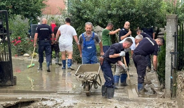 UPDATE. Intervenții ale pompierilor în 10 localități din Prahova afectate de furtuni și inundații. Torenții au intrat în zeci de case și gospodării