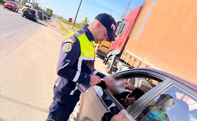 Zeci de polițiști mobilizați, în Prahova, pentru o acțiune rutieră în apropierea trecerilor la nivel cu calea ferată. Au fost aplicate aproape 90 de sancțiuni