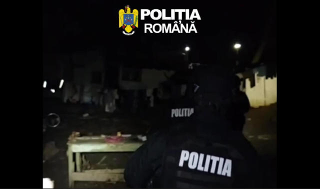 VIDEO 🎦 Percheziții în Urlați, la doi bărbați care ar furat materiale din cupru dintr-un imobil aflat în conservare