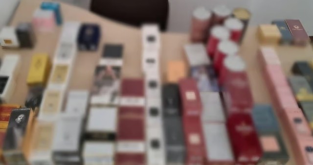 Parfumuri contrafăcute, la vânzare pe stradă. „Stocul” a fost descoperit de polițiștii Secției 4