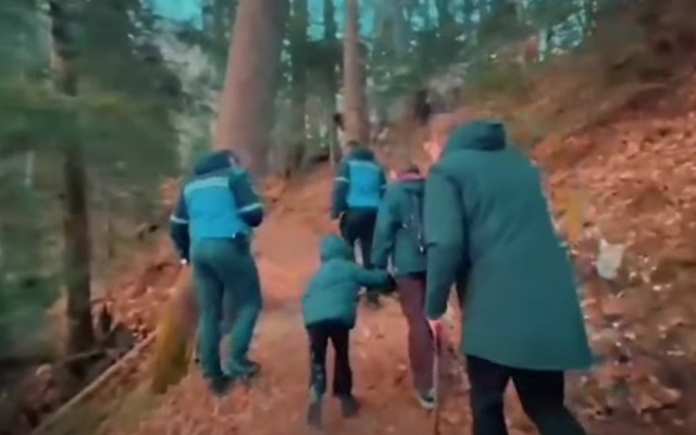 VIDEO 🎦 SINAIA. Un cuplu de letoni și fetița lor de 5 ani, recuperați de jandarmi de pe Poteca Regală. Au întâlnit o ursoaică cu pui