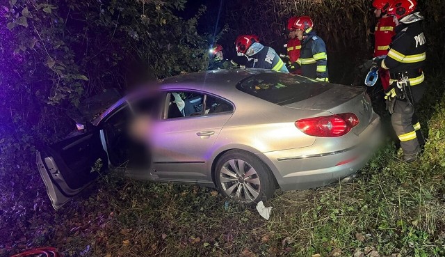 Accident mortal in Puchenii Mari. Doi tineri și-au pierdut viața după ce mașina în care se aflau a lovit un copac