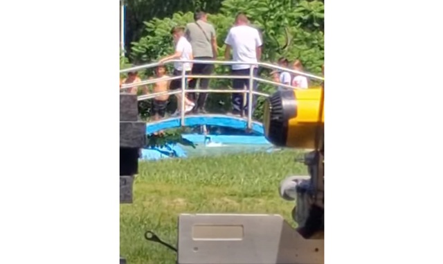 VIDEO 🎦 Risc de electrocutare în parcurile din Ploiești! Avertismentul SGU pentru cei tentați să se răcorească în apa din fântânile arteziene