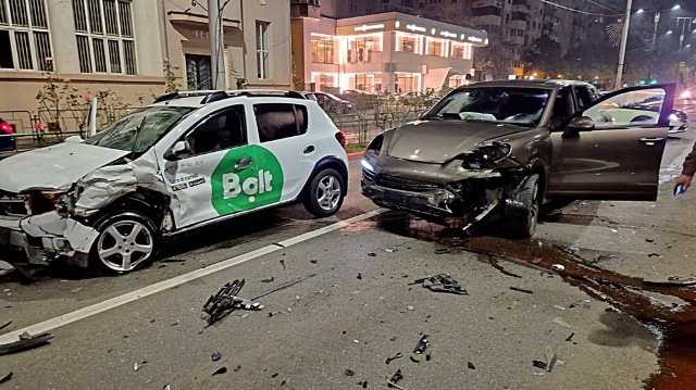 Accident cu două victime, pe Bd. Republicii, după ce un șofer a intrat pe contrasens