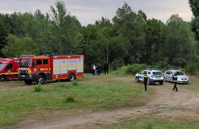 UPDATE. Doi tineri sunt căutați de aseară. Există bănuiala că s-ar fi înecat în apele râului Argeș