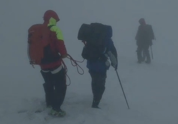 VIDEO 🎦 Intervenție în zona Vârful Omu. Turista este din Siria, a fost găsită și ajutată să coboare de pe munte