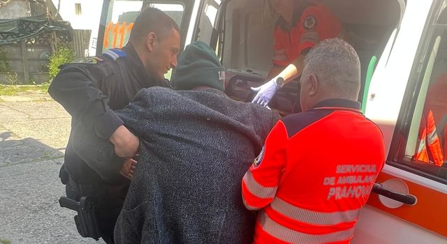 VIDEO 🎦 Bărbat găsit zăcând inconștient, pe un trotuar din fața Gării de Sud din Ploiești. Un echipaj de jandarmi i-a acordat primul ajutor