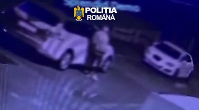 VIDEO 🎦 Minor reținut, la Ploiești, pentru că ar fi sustras 600 de euro dintr-o mașină parcată. Furtul a fost filmat