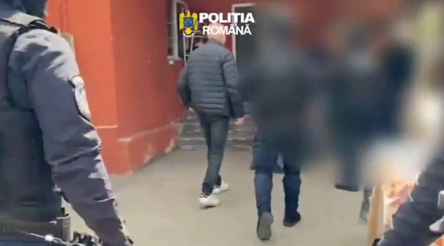 VIDEO 🎦 Scandal terminat cu dosar penal, la Boldești-Scăeni. Cei implicați au fost luați pe sus, azi-dimineață, de polițiști