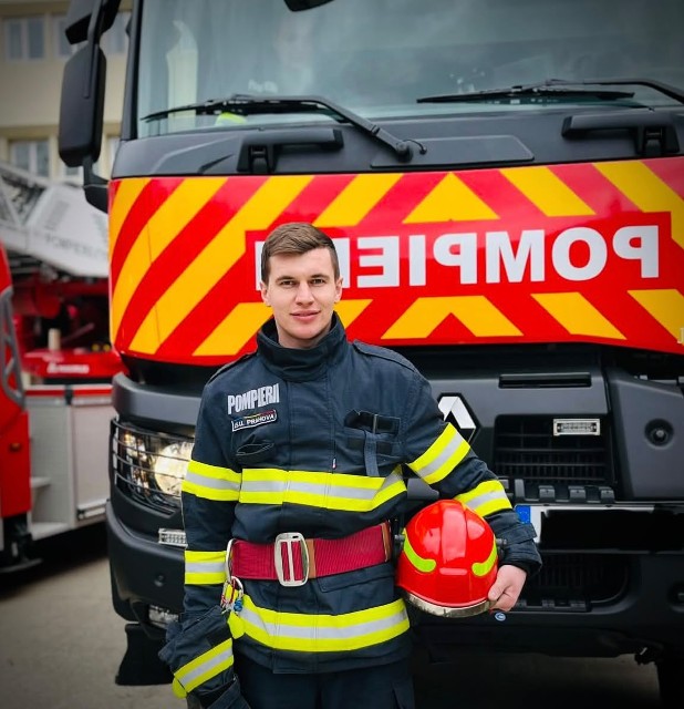 Misiunea de salvator nu ține de programul de lucru. Un pompier, martor al unui accident rutier, a sunat la 112 și a intervenit în ajutorul vicimelor 
