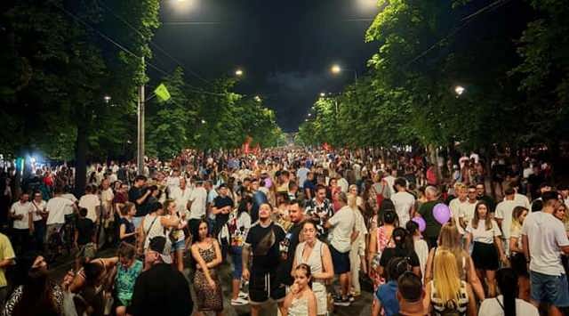 Republica de sub Castani. Consiliul Local Ploiești decide, joi, dacă rulotele și scena vor mai fi amplasate pe Bulevardul Independenței