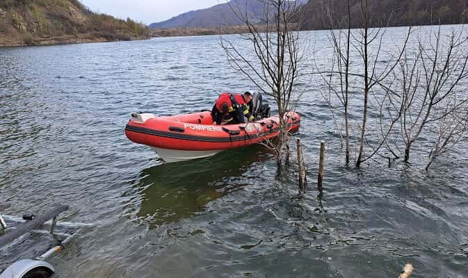 UPDATE. VIDEO 🎦 Un bărbat a căzut într-un lac din zona Boldești-Grădiștea. Este căutat de salvatori din zori