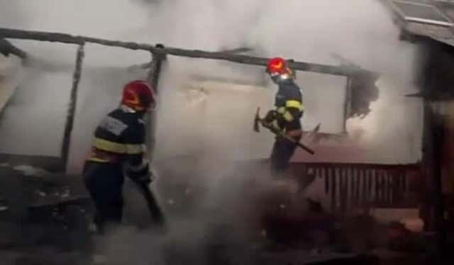 Incendiu într-o gospodărie din Drăgănești. Pompieri și voluntari s-au luptat să salveze măcar locuințele din jur