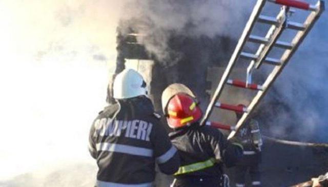Incendiu puternic într-o gospodărie din Măgurele. Sunt afectate locuința, o anexă și patru mașini!