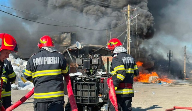 FOTO 🎦 Imagini care fac cât 1.000 de cuvinte, surprinse în timpul intervenției pompierilor pentru stingerea incendiului de la Băicoi. „Cu fețele pline de sudoare și cu uniformele leoarcă... tot au găsit puterea să zâmbească după o misiune dificilă”
