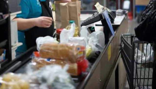 Rata inflației a ajuns la 6,2%. Românii au plătit mai puțin pentru fructe și legume, dar scumpirile la carburanți le-au dat bugetul peste cap