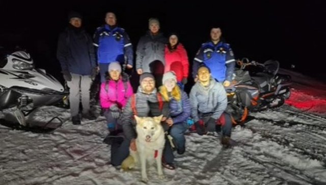 VIDEO 🎦 Jandarmii montani au intervenit în sprijinul unui grup de opt persoane, aflate pe un traseu în zona Piatra Arsă – Dichiu