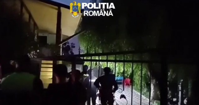 VIDEO 🎦 Percheziții la Urlați, la persoane bănuite de vandalizarea unui autoturism și agresarea unui bărbat