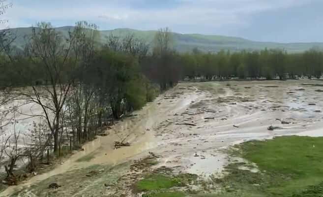 Cod galben de inundații pe râuri din opt județe, până la miezul nopții