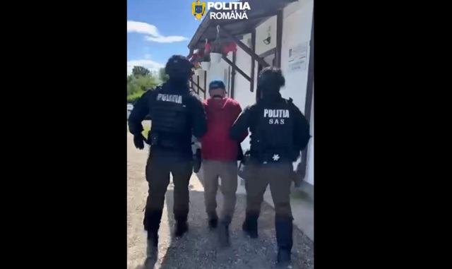 VIDEO 🎦 Polițist din Prahova, atacat de câine în timp ce încerca să evacueze din locuință un bărbat împotriva căruia exista ordin de protecție. Proprietarul animalului, reținut pentru ultraj