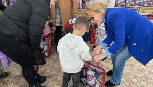 Moș Crăciun a făcut deja un prim popas în școlile și grădinițele din Florești