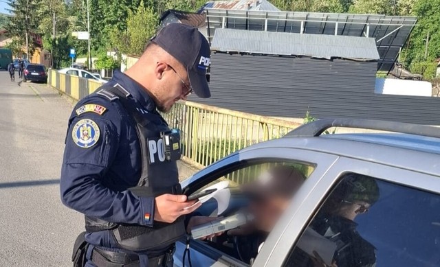 Șofer de 65 de ani depistat beat la volan, în plină zi, la Sângeru