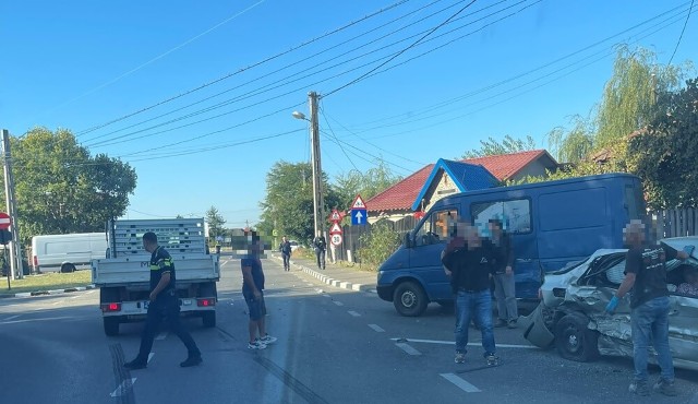 UPDATE. Accident miercuri dimineață, în intersecția de la Călinești. Trei mașini implicate, o femeie a fost rănită
