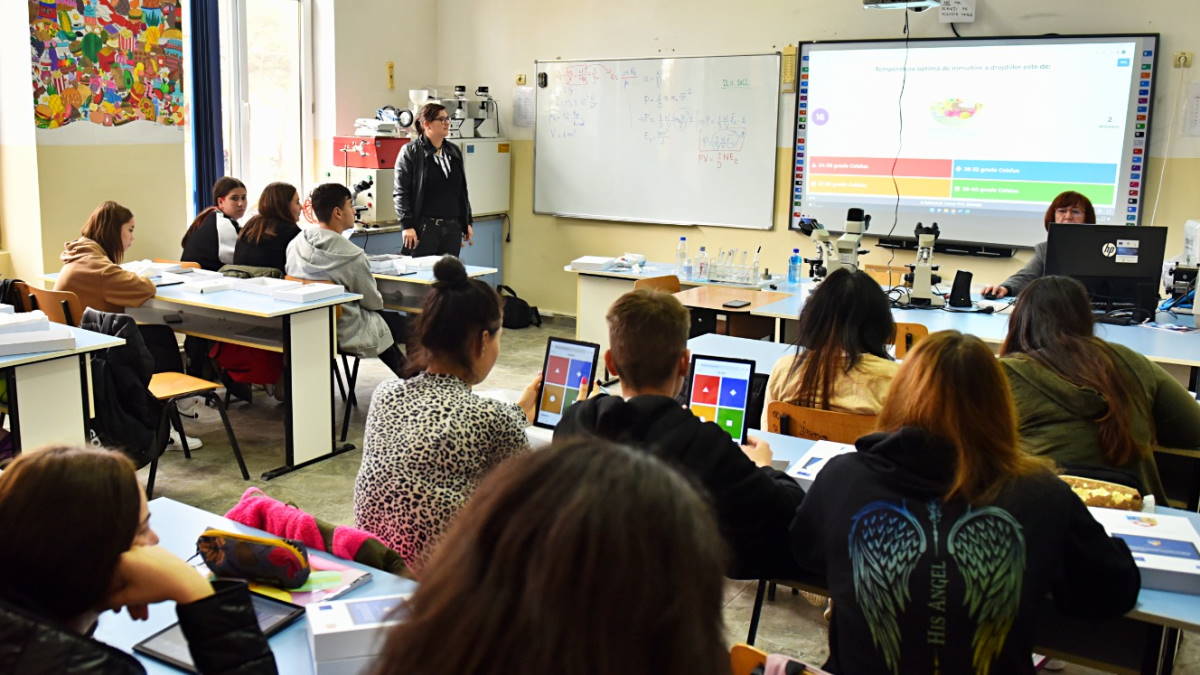 350 de tablete și zeci de alte echipamente IT cumpărate din fonduri europene, pentru elevii din Florești
