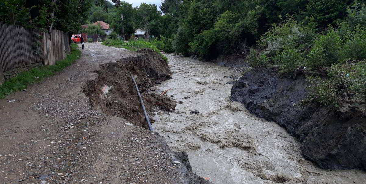 Bani de reparaţii în urma inundaţiilor şi alunecărilor din Prahova. Vezi ce primării au primit fonduri de la Guvern!
