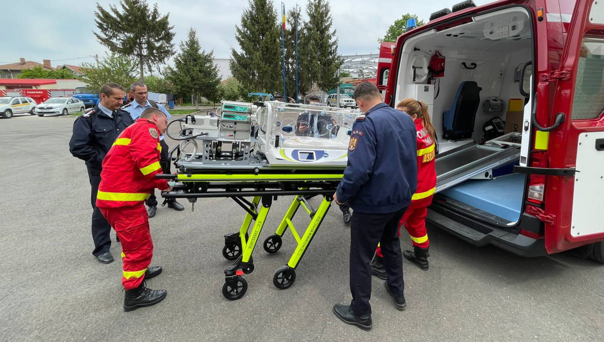 O ambulanţă pentru transportul nou-născuţilor a intrat în dotarea ISU Prahova
